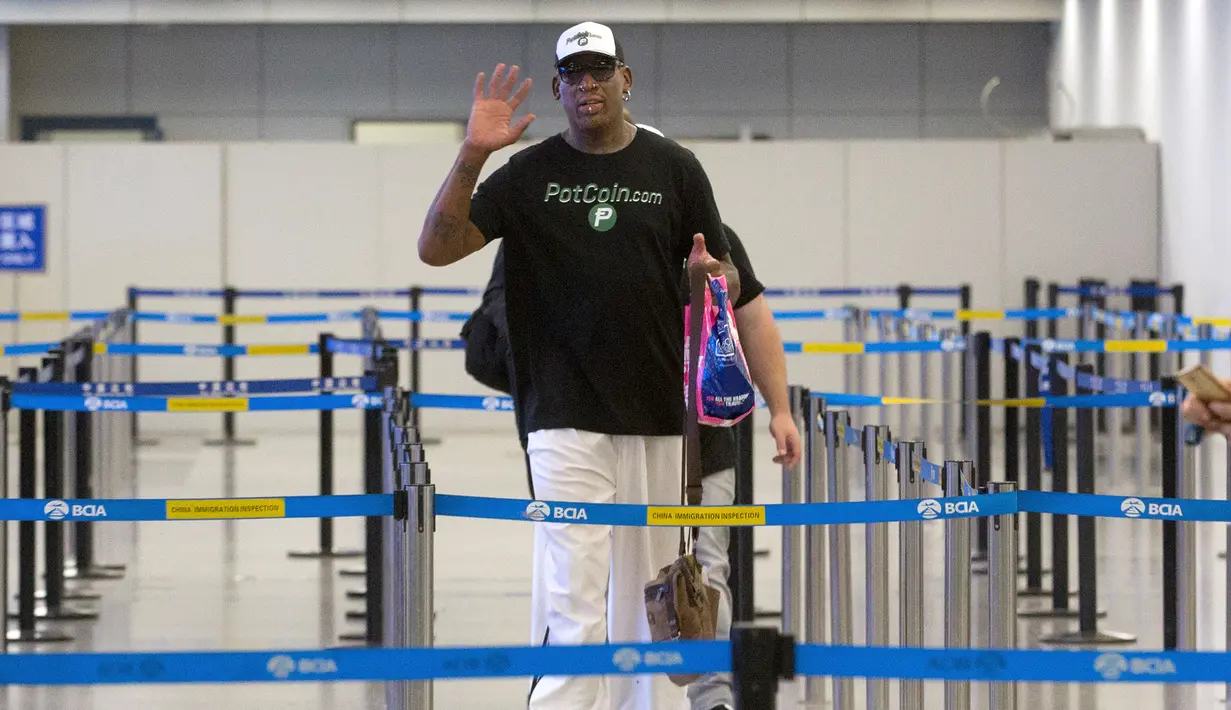 Mantan pemain Chicago Bulls, Dennis Rodman saat tiba di Bandara Internasional Ibu Kota Beijing di Beijing, (13/6). Korea Utara mengharapkan kunjungan lagi oleh Rodman pada hari Selasa. (AP Photo/Mark Schiefelbein)