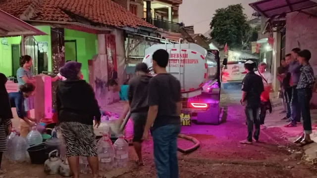 Relawan Buruh Sahabat Ganjar terjun langsung menyalurkan bantuan air bersih untuk warga di Kampung Babakan Kamuliaan dan Kampung Pamuncatan, Desa Ciburuy, Padalarang Bandung Barat.