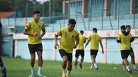 Para pemain Persikabo 1973 berlatih di Stadion Pakansari, Bogor, Kamis (18/5/2023), untuk menyambut perhelatan Liga 1 2023/2024. (Bola.com/Nandang Permana)