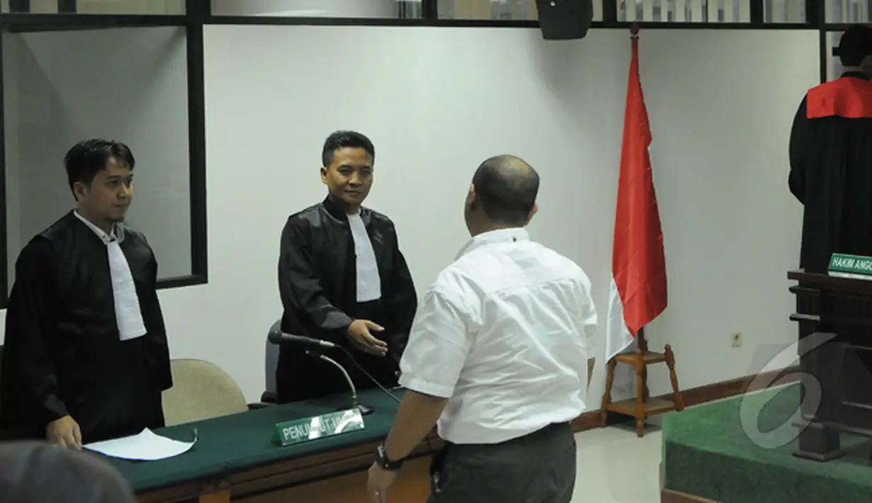 Gulat Manurung menyalami jaksa penuntut umum usai menjalani sidang vonis di Pengadilan Tipikor, Jakarta, Senin (23/2/2015).Gulat divonis dengan pidana tiga tahun penjara (Liputan6.com/Herman Zakharia) 