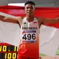 Sprinter Indonesia, Lalu Muhammad Zohri mengibarkan bendera Merah Putih seusai mengikuti kategori 100 meter dalam semifinal Kejuaraan Atletik Asia di Doha, Qatar, Senin (22/4). Lalu Muhammad Zohri sukses menggondol medali perak setelah membukukan catatan waktu 10,13 detik. (AP/Vincent Thian)