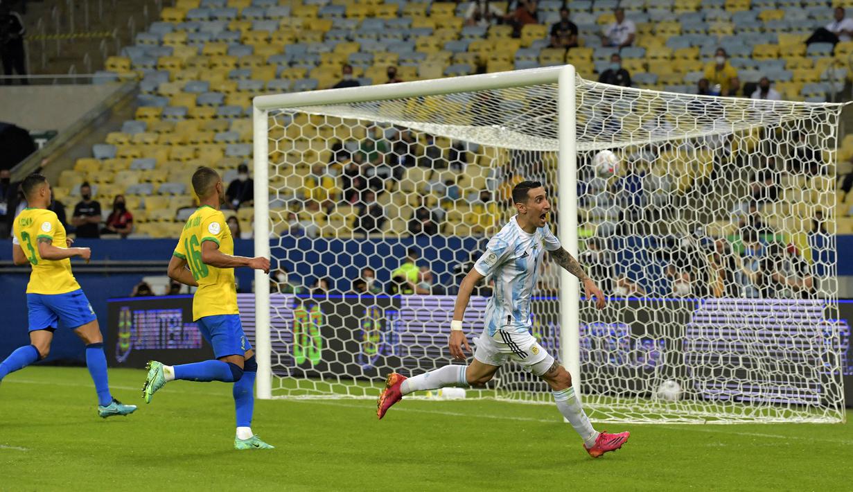 Pada menit ke-23, Angel Di Maria mampu memaksimalkan peluang pertama Argentina. Di Maria sukses mengkonversi umpan Rodrigo De Paul lewat serangan cepat menjadi tendangan chip yang mampu melewati kiper Ederson. Skor 1-0 untuk keunggulan Argentina. (Foto: AFP/Nelson Almeida)