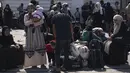 Laporan-laporan media mengatakan bahwa penyeberangan itu akan dibuka agar pasokan bantuan dapat dikirim ke Gaza - dan agar para pemegang paspor asing dapat pergi. (AP Photo/Fatima Shbair)