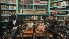Pengunjung membaca buku di perpustakaan Baca Di Tebet, Tebet, Jakarta Selatan, Minggu (29/5/2022). Perpustakaan Baca Di Tebet yang didirikan pada Februari lalu menjadi alternatif bagi warga yang membutuhkan ruang literasi dan diskusi dengan suasana nyaman sekaligus meningkatkan minat baca bagi generasi milenial yang dilengkapi sekitar 25.000 buku. (merdeka.com/Iqbal S Nugroho)