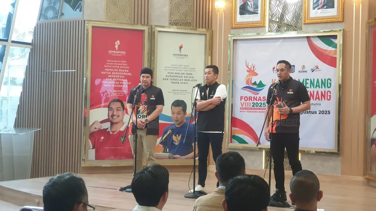 Wamenpora Taufik Hidayat saat jumpa pers FORNAS 2025