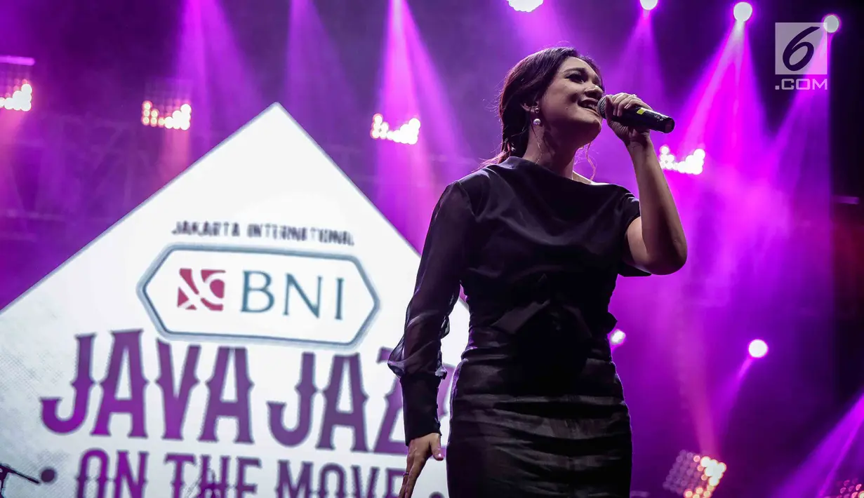 Vokalis grup musik Ecoutez, Andrea Lee saat tampil dalam Java Jazz on The Move di Jakarta, Kamis (15/2). Ecoutez akan membawakan 7 lagu dalam Java Jazz Festival (JJF) 2018 pada 2-4 Maret. (Liputan6.com/Faizal Fanani)