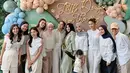 Momen bahagia kembali mewarnai kehidupan Shandy Purnamasari, yang baru saja mendapat kejutan manis berupa baby shower dari rekan selebritis-nya. Beberapa di antaranya ada anggota geng Cendol, Aaliyah Massaid, hingga Azizah Salsha yang  menambah kemeriahan suasana. [@nissyaa/@azizahsalsha_/@aaliyah.massaid].