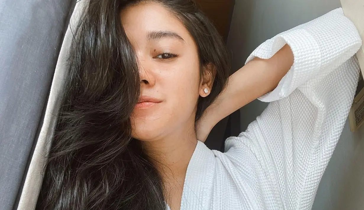 Naysila Mirdad memang kerap mengunggah fotonya saat masih muka bantal. Dengan rambut yang masih acak-acakan, anak dari Lydia Kandou ini masih tetap terlihat menawan.(Liputan6.com/IG/@naymirdad)