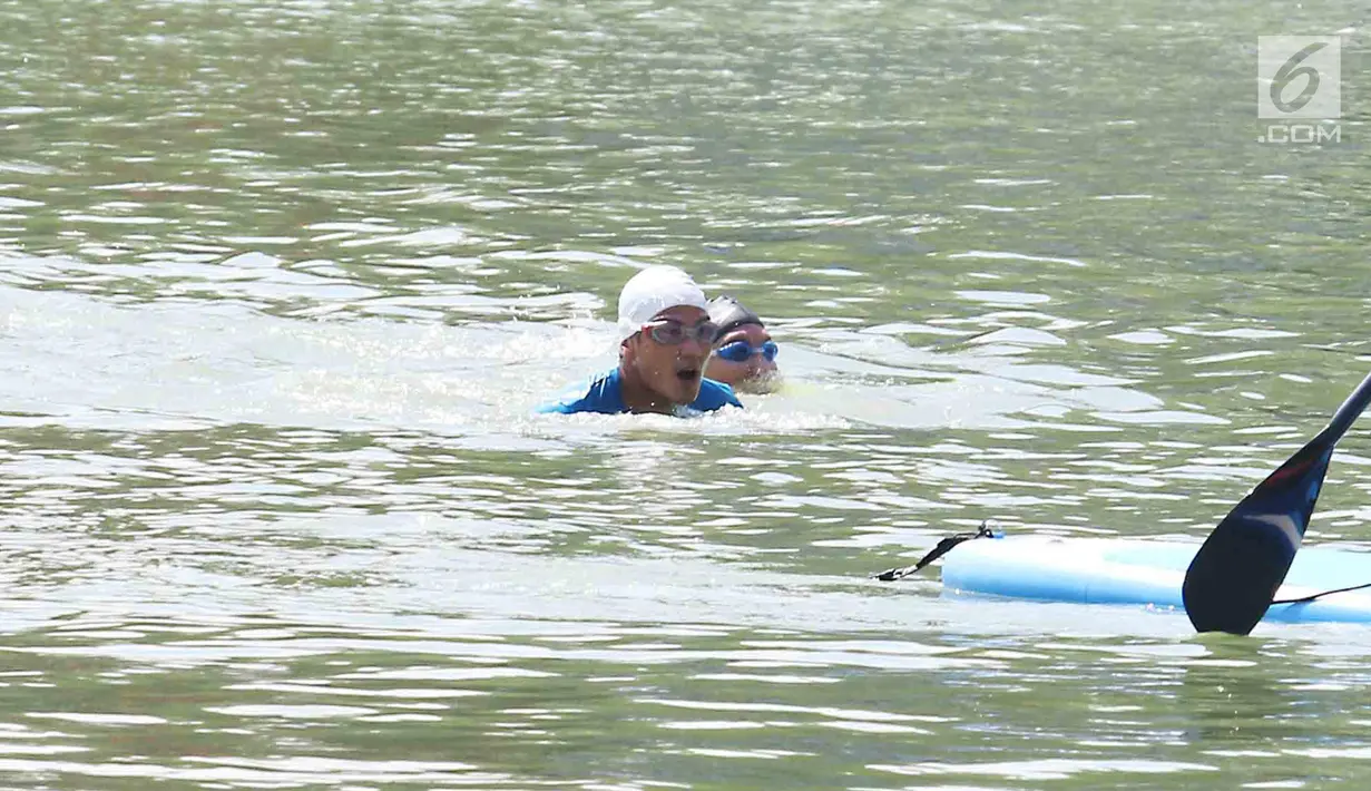 Wagub DKI Jakarta Sandiaga Uno saat bertanding melawan Menteri KKP, Susi Pudjiastuti selama Festival Danau Sunter di Jakarta, Minggu (25/2). Pertandingan ini merupakan bentuk kampanye menjaga kebersihan danau di Jakarta. (Liputan6.com/Angga Yuniar)