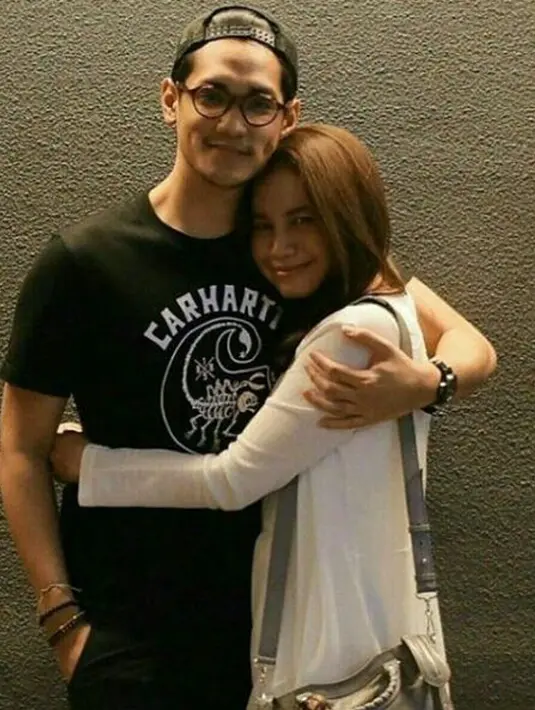 Penyanyi Rossa dan Afgansyah Reza tersenyum sambil berpelukan satu sama lain. Rossa dan Afgan sering terlihat tampil mesra dan jalan bareng. (Instagram/@afros279)