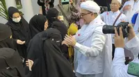 Mantan FPI Muhammad Rizieq Shihab disambut keluarganya dan sanak saudara di kediamanya kawasan Petamburan, Jakarta Pusat, usai dinyatakan bebas bersyarat (Foto: Bachtiarudin Alam/Merdeka.com)