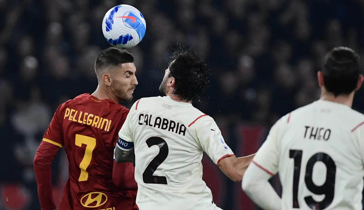 Gelandang AS Roma, Lorenzo Pellegrini (kiri) dan bek AC Milan, Davide Calabria melakukan sundulan saat bersaing pada pekan ke-11 Liga Italia di Stadio Olimpico, Roma, Senin (1/11/2021) dini hari WIB. AC Milan menang 2-1 meski harus bermain 10 orang. (Filippo MONTEFORTE / AFP)