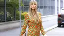 <p>Saat menghadiri Milan Fashion Week September kemarin, Heidi terlihat mengenakan busana yang unik. Dengan mini dress bermotif apel yang serasi dengan knee high bootsnya, semakin lengkap dengan hand bag warna senada. [Instagram/heidiklum]</p>