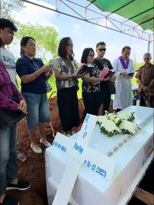 "Nganter bg Herby Latuperissa 😭😭, Untuk yang terakhir kalinya," tulisnya melalui akun TikTok memperlihatkan iring-iringan mobil jenazah hingga pemakaman. [TikTok/afdhalyusmann]