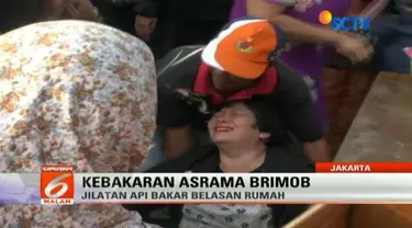 Wanita yang menghuni Asrama Brimob Cipinang ini menangis menyaksikan tempat tinggalnya hangus dilalap api.