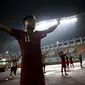 Para pemain Timnas Indonesia menyapa suporter usai melawan Thailand pada laga PSSI 88th U-19 di Stadion Pakansari, Jawa Barat, Minggu (23/9/2018). Kedua negara bermain imbang 2-2. (Bola.com/Vitalis Yogi Trisna)