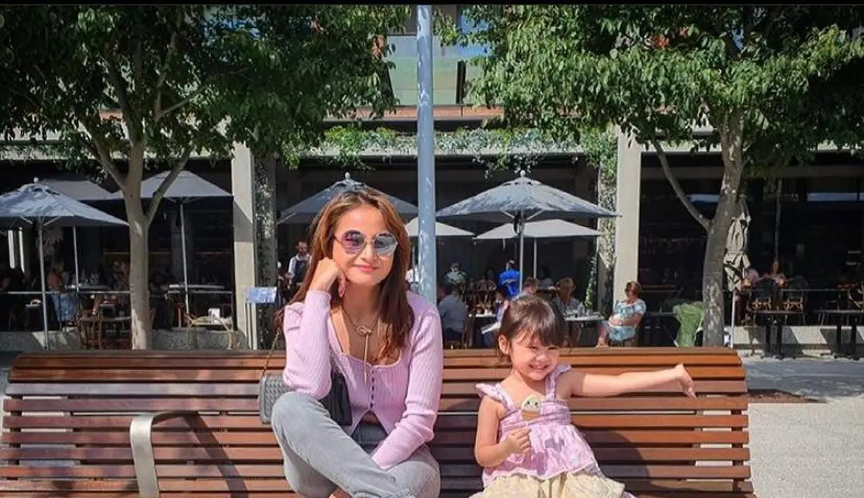 Begini tampilan kompak Acha dalam balutan busana serba warna ungu. Manis banget! (Instagram/septriasaacha).