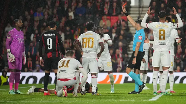 Penjaga gawang AC Milan Mike Maignan dikartu merah dalam laga Liga Europa antara Bournemouth vs Milan