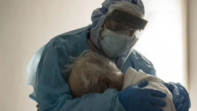 Ungkap Rindu Keluarga, Pasien Covid-19 Ini Dapatkan Pelukan Hangat dari Dokter