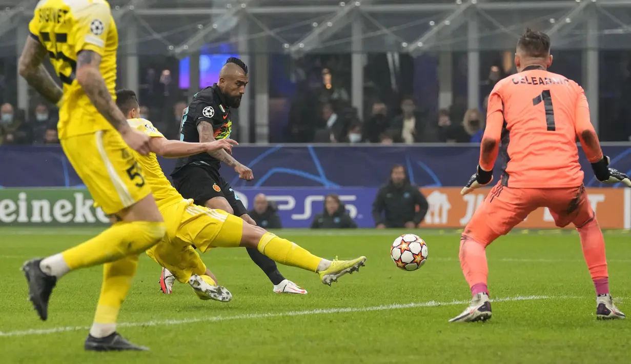 Inter Milan kembali unggul pada menit ke-58 lewat gol dari Arturo Vidal. Pemain berkebangsaan Chile tersebut sukses mengkonfersi umpan yang diberikan oleh Edin Dzeko menjadi gol. (AP/Antonio Calanni)
