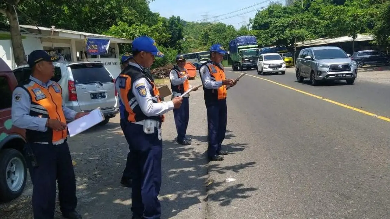 Petugas Dinas Perhubungan Probolinggo lakukan penghitungan volume kendaraan (Istimewa)