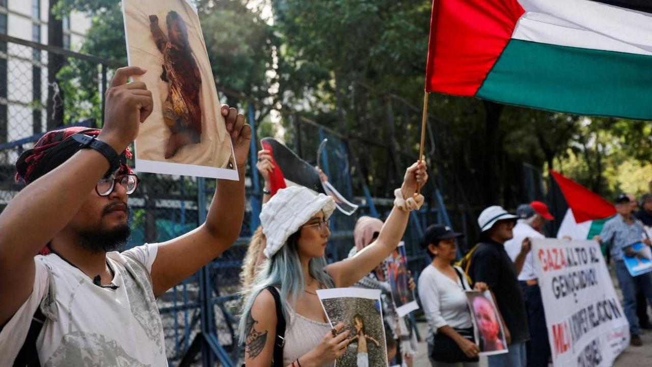 Pengunjuk rasa terlihat mengibarkan bendera Palestina saat mengecam serangan militer Israel di kota Rafah, Gaza. <br><br>Pada Jumat (31/5/2024) lalu, militer zionis Israel melancarkan serangan brutal di sejumlah wilayah Kota Gaza yang sudah ditargetkan. 