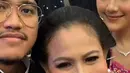 Menjadi mantu kesayangan, Erina Gudono memang tampak begitu dekat dengan ibu mertuanya, Iriana Jokowi. Begini momen kompak Kaesang Pangarep bersama Erina Gudono berfoto bersama dengan Iriana Jokowi.(Liputan6.com/IG/@kaesangp)