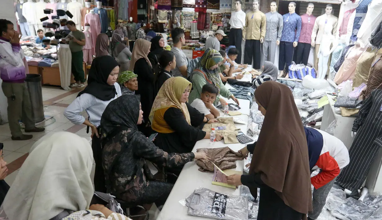 Menjelang bulan Ramadan, aktivitas jual beli di Pasar Tanah Abang mulai mengalami peningkatan. (Liputan6.com/Herman Zakharia)