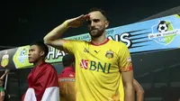 Ilija Spasojevic memberikan hormat saat merayakan keberhasilan meraih gelar juara Liga 1 2017 di Stadion Patriot Bekasi, Sabtu (12/11/2017). Bhayangkara kalah 1-2 lawan Persija. (Bola.com/Nicklas Hanoatubun)