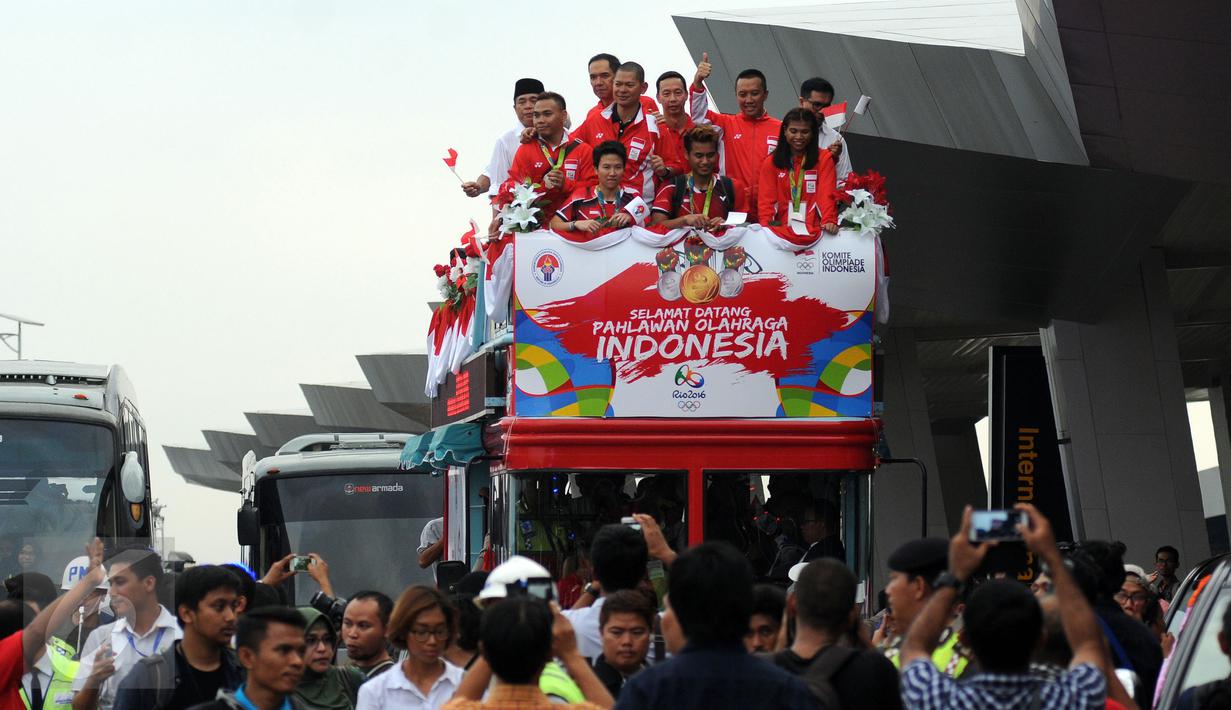 Ganda campuran Indonesia, Lilyana Natsir dan Tontowi Ahmad bersama peraih medali olimpiade lainnya diarak keluar Bandara Soekarno Hatta, Banten, Selasa (23/8). Indonesia meraih satu emas dan dua perak olimpiade Rio 2016. (Liputan6.com/HelmiFithriansyah)