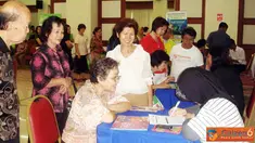 Citizen6, Jakarta: Peserta seminar melakukan pemeriksaan gratis mata, air mata (dry eye syndrome) dan tes kepikunan kepada dokter spesialis. (Pengirim: Ditia Anindita)   