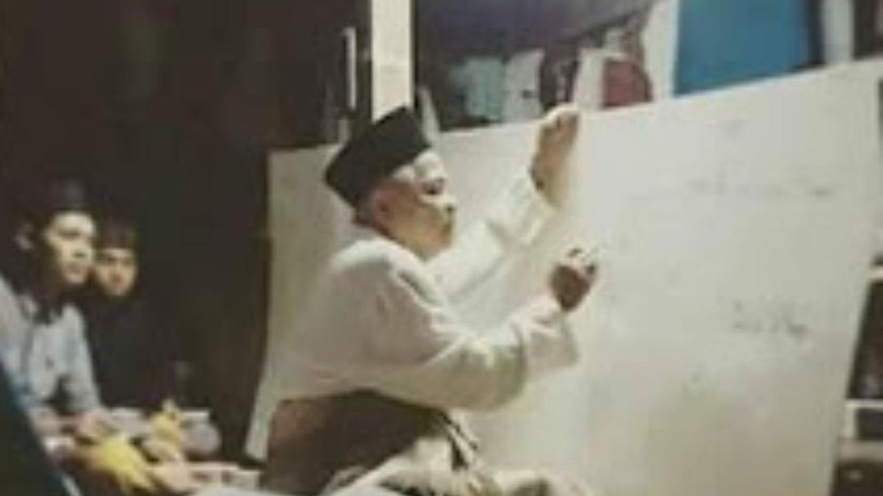 Lebih Dekat dengan Kiai Baidlowi Kediri, Dirikan Pesantren Tanpa Nama hingga Curi Perhatian Gus Dur