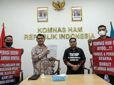 Perwakilan Aliansi Masyarakat Anti Mafia Tambang membentangkan spanduk saat menyambangi Kantor Komnas HAM, Menteng, Jakarta Pusat, Kamis (24/11/2022). Kedatangan mereka untuk menyampaikan laporan pengaduan dan audiensi pada anggota Komnas HAM terkait beberapa dugaan tindakan pelanggaran hak asasi manusia yang dilakukan oleh PT Amman Mineral. (Liputan6.com/Faizal Fanani)