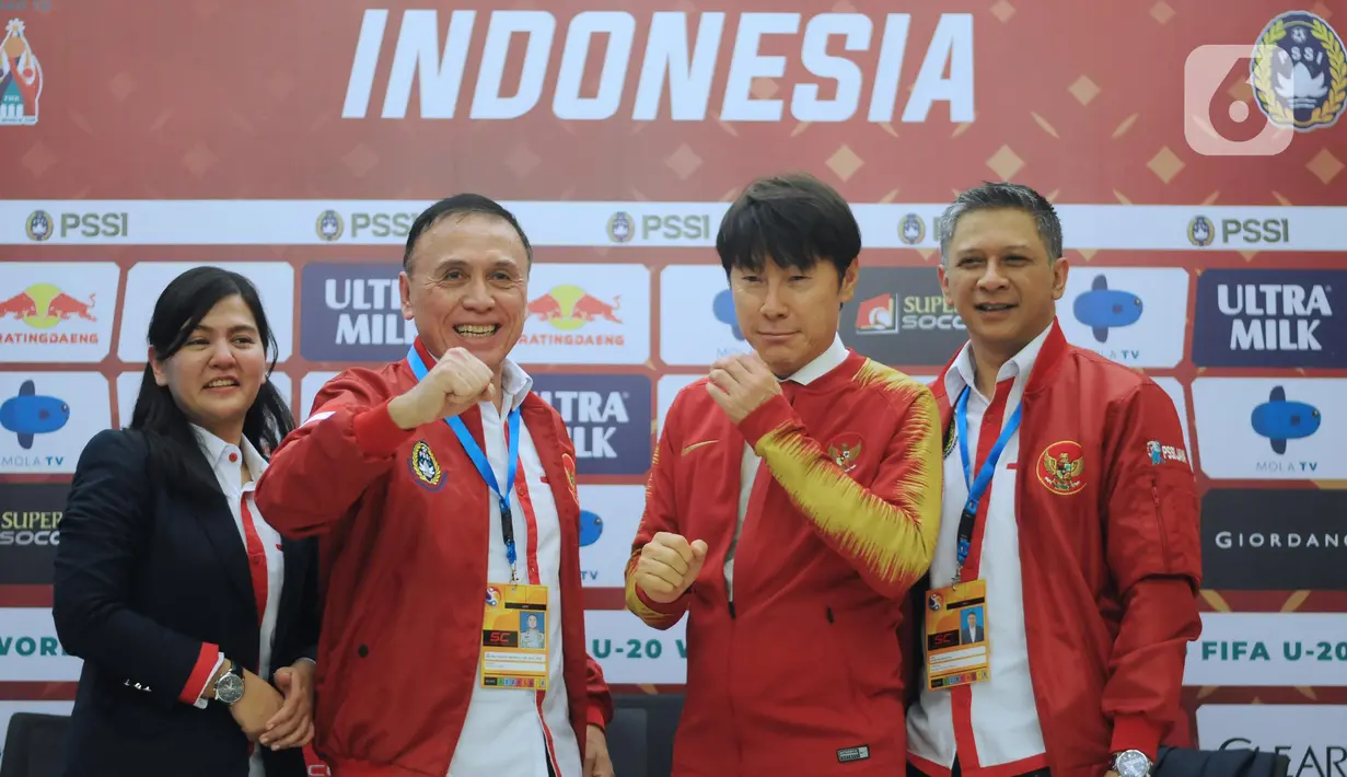 Ketua Umum PSSI, Mochammad Iriawan (kedua kiri) bersama pelatih baru Timnas Indonesia, Shin Tae-Yong saat perkenalan di Ruang VVIP Stadion Pakansari, Kab Bogor, Jawa Barat, Sabtu (28/12/2019). Shin Tae-Yong dikontrak menjadi pelatih Timnas Indonesia selama 4 tahun. (Liputan6.com/Helmi Fithriansyah)