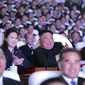 Pemimpin Korea Utara, Kim Jong-un dan istrinya, Ri Sol Ju menonton pertunjukan di Pyongyang pada Selasa (16/2/2021). Ri Sol Ju muncul bersama Kim Jong-un saat pertunjukan yang menandai ulang tahun mantan pemimpin Korea Utara Kim Jong Il. (Korean Central News Agency/Korea News Service via AP)