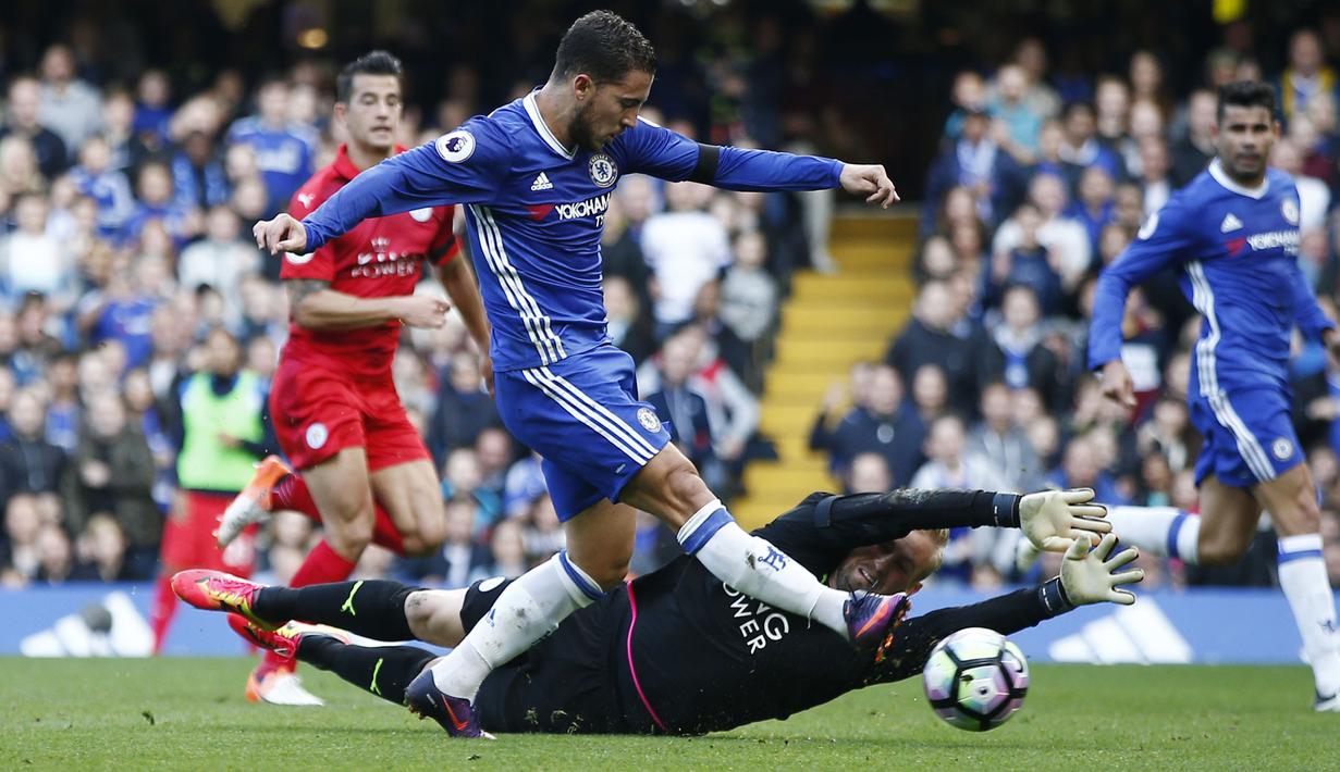Gaya pemain Chelsea, Eden Hazard mencetak gol dengan melewati hadangan kipen Leiceser City, Kasper Schmeichel pada laga Premier League pekan ke-8 di Stamford Bridge, London, (15/10/2016). (Reuters/Peter Nicholls)