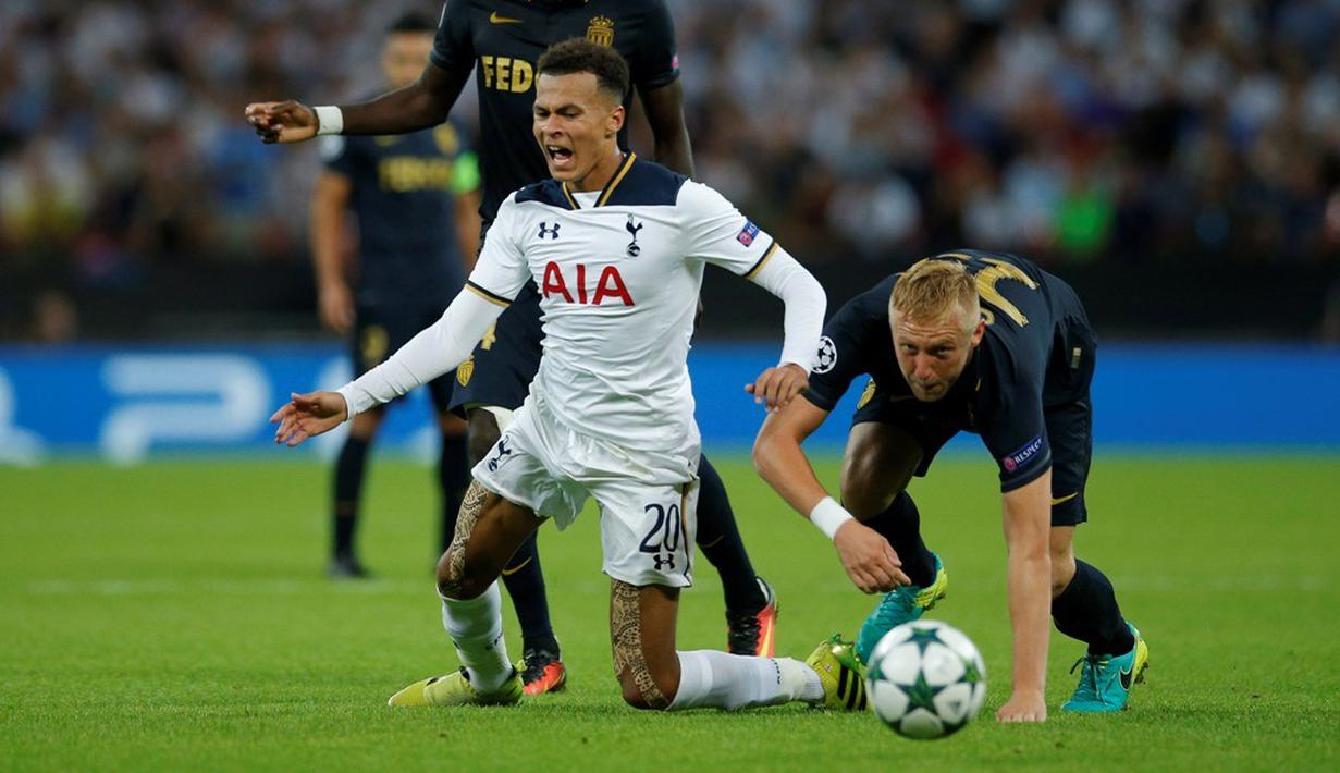 Pemain AS Monaco, Kamil Glik, melanggar pemain Tottenham Hotspur, Dele Alli, pada laga Liga Champions Grup E di Stadion Wembley, Kamis (15/9/2016) dini hari WIB. (Action Images via Reuters/Andrew Couldridge)