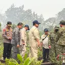 Momen Prabowo Tanpa Masker Terobos Kabut Asap Kebakaran Hutan Kalbar