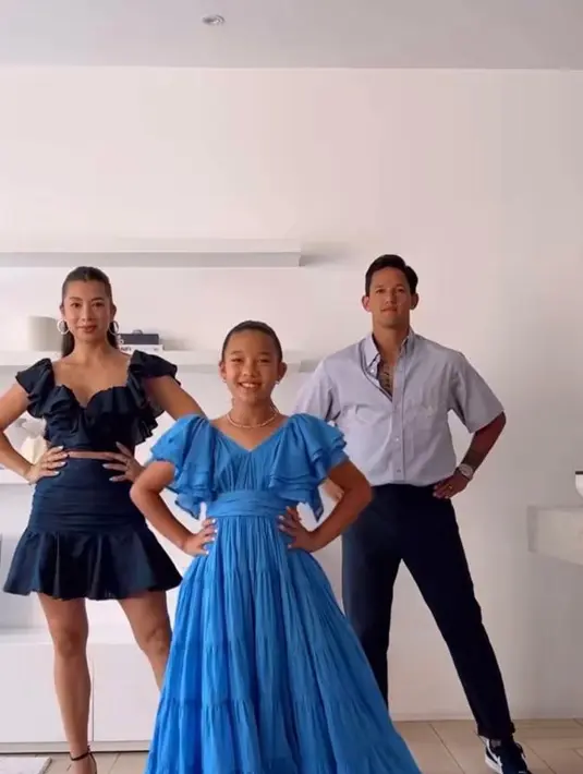 Turut mendampingi wisuda sang putri, Irfan dan Jennifer Bachdim tampil kompak dalam balutan busana serba biru.