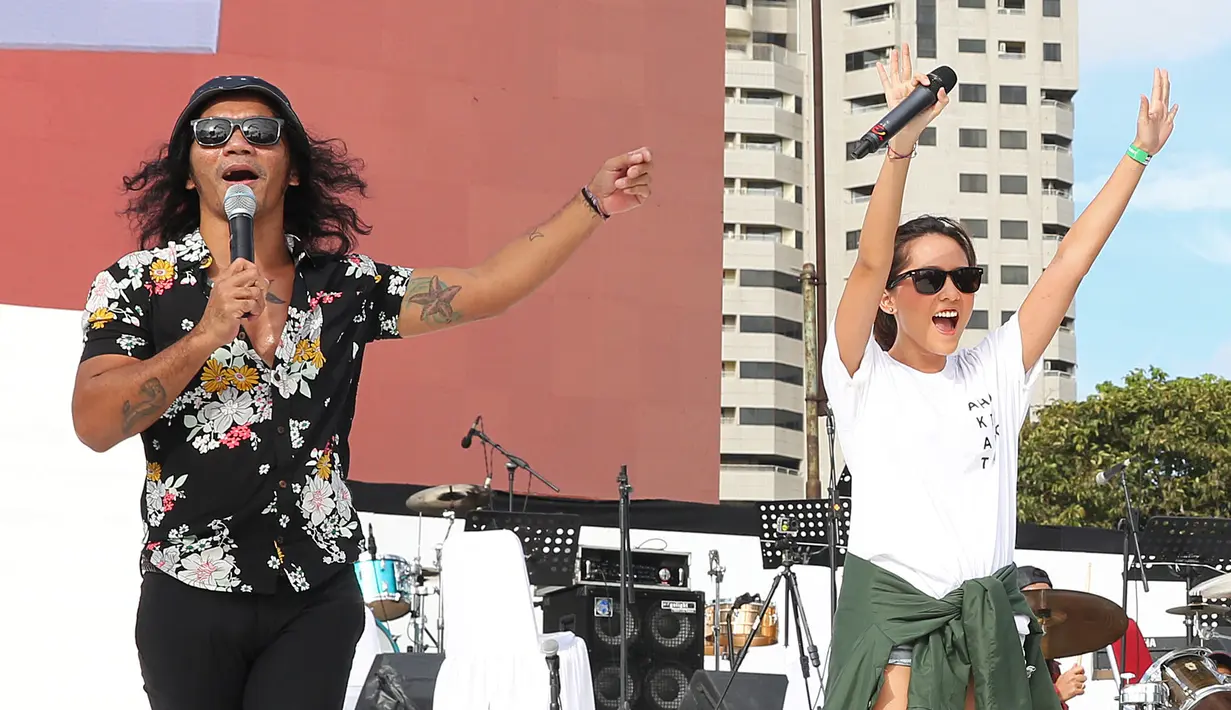 Slank membuka Konser Gue 2 ini dengan single terbarunya yang berjudul ‘Palalopeyank’. Sebelum tampil dengan Lala Karmela, Slank tampil bersama Happy Salma membawakan puisi karya Wiji Thukul, bukan bernyanyi. (Bambang E. Ros/Bintang.com)