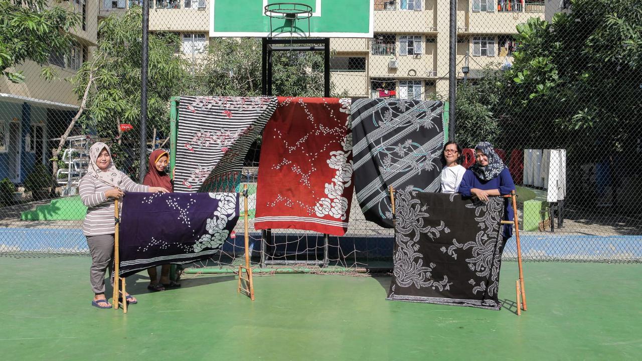 Hari Batik Nasional 2021: Cerita UMKM Batik Berdayakan Ibu-ibu Rusun Marunda/dok. Tokopedia