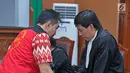 Gatot Brajamusti alias Aa Gatot berbicara dengan tim kuasa hukum saat sidang di Pengadilan Negeri Jakarta Selatan, Selasa (17/10). Sidang Gatot Brajamusti ini beragendakan eksepsi pelecehan seksual, senpi dan satwa. (Liputan6.com/Herman Zakharia)