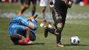 Kiper LA Galaxy, David Bingham (kiri) jatuh saat berebut bola dengan pemain Los Angeles FC,  Carlos Vela pada laga Major League Socccer di StubHub Center,  California, (31/3/2018). LA Galaxy menang 4-3. (AP/Jae C. Hong)