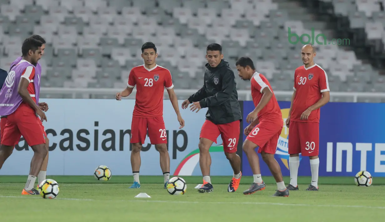 Para pemain JDT melakukan umpan pendek saat berlatih di Stadion Utama GBK, Jakarta, (09/04/2018). JDT akan menguji kekuatan Persija Jakarta pada PIala AFC 2018. (Bola.com/Nick Hanoatubun)