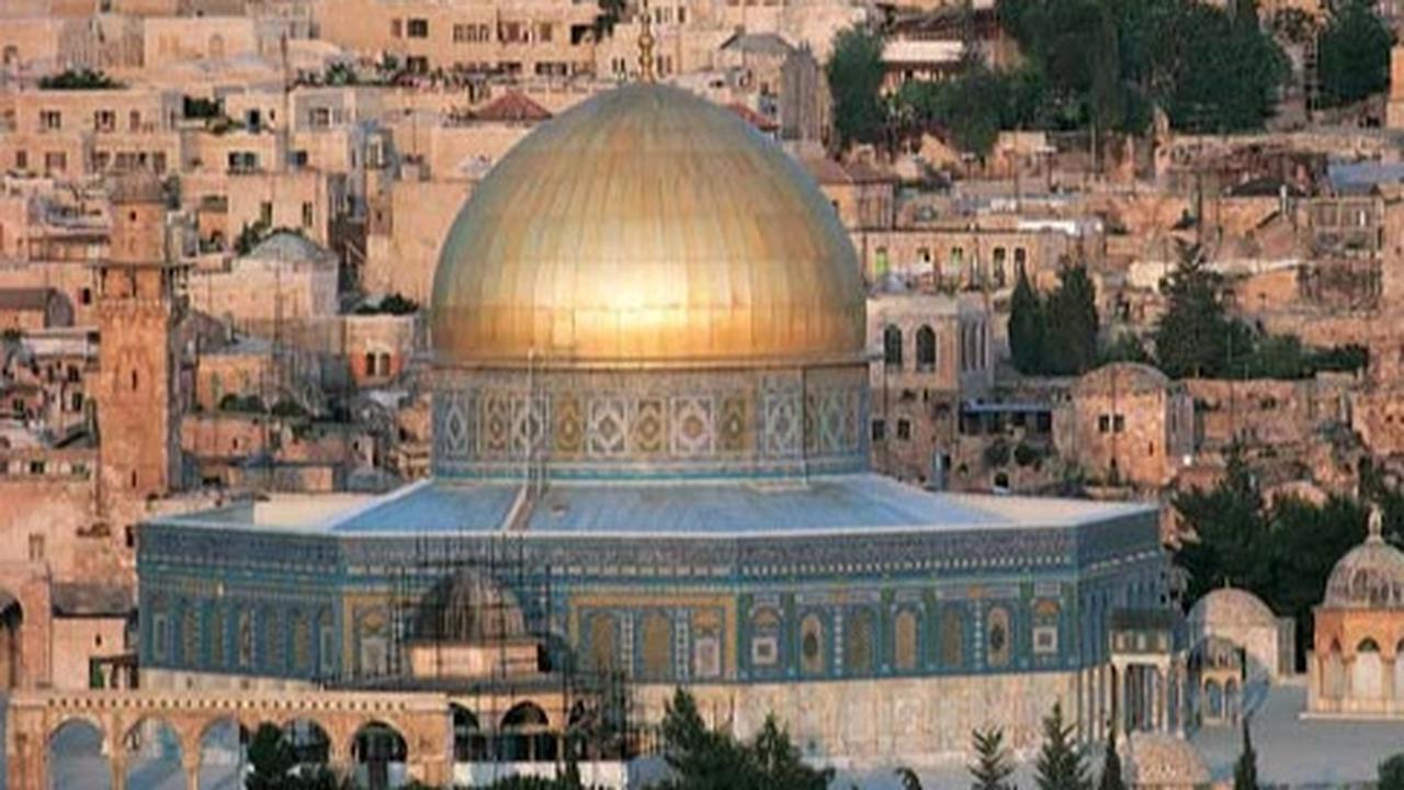 Penampakan para 'Bidadari' Penjaga Masjid Al-Aqsa Palestina, Terus Membaca Alquran dengan Khusyu