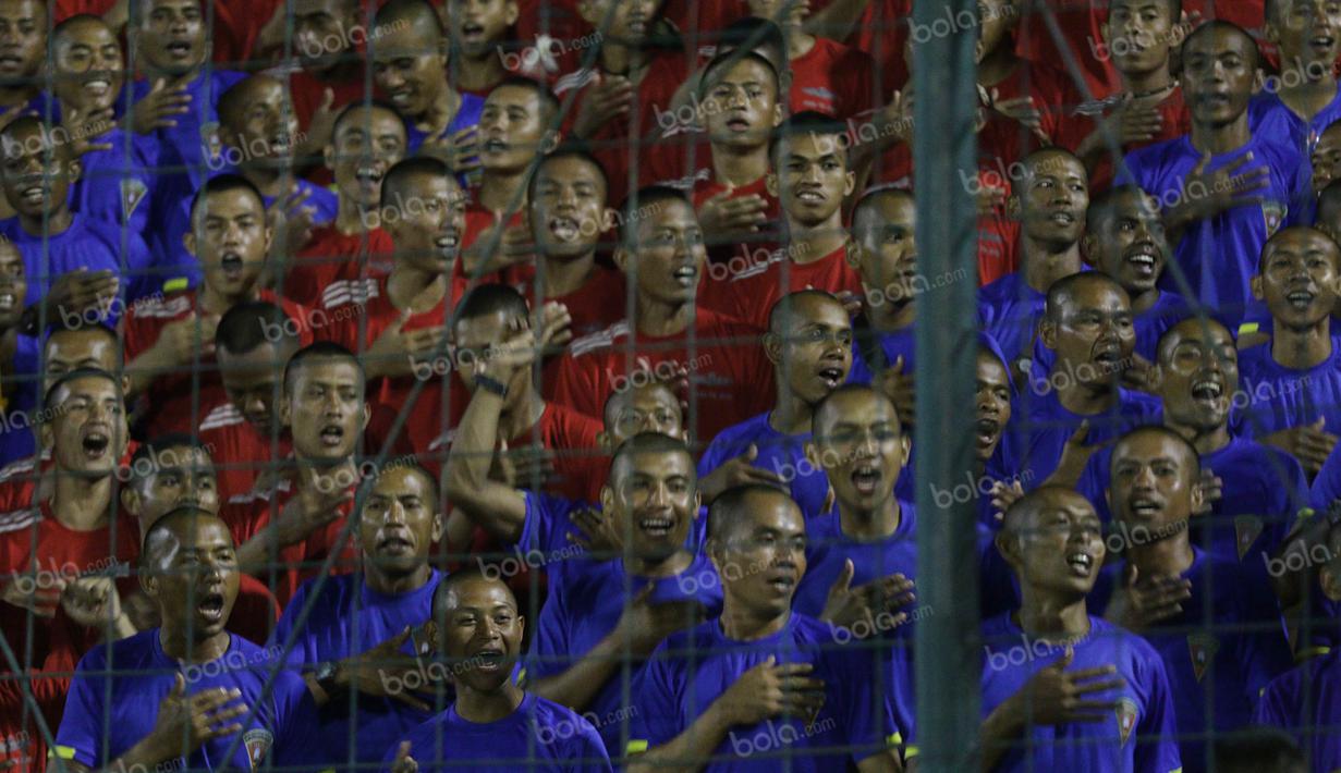 Para anggota TNI yang berasal dari berbagai kesatauan itu tak hanya bernyanyi, mereka juga menampilkan berbagai koreografi menarik. (Bola.com/Vitalis Yogi Trisna)