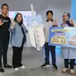 Associate VP of Digital Marketing Blibli, Maulvi Wibowo (kiri), Executive VP Marketing Blibli, I Gusti Ayu Fadjar (kedua kiri) secara simbolis menyerahkan giant key kepada pemenang Blibli Lelang Mobil Listrik Wuling Air ev, Darell Prayata (kedua kanan) didampingi orang tua (kanan) dalam program Blibili Histeria 12.12 di kantor Blibli, Jakarta (29/12/2022). (Liputan6.com)