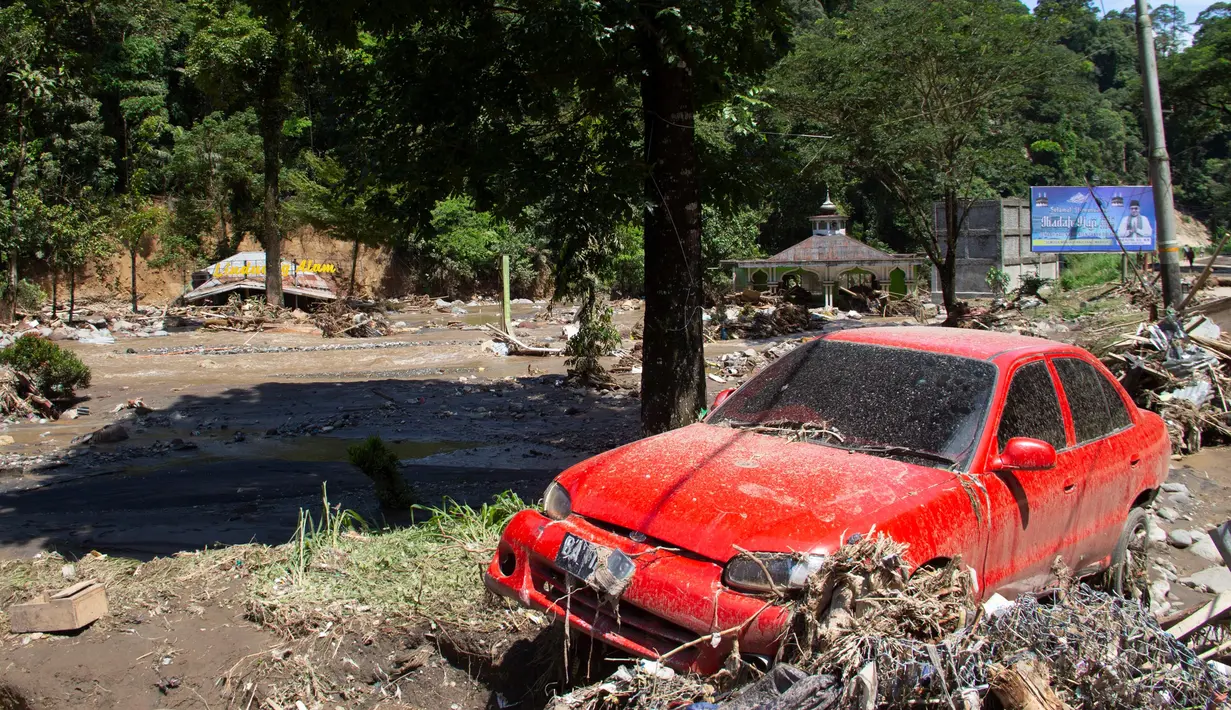 Banjir bandang terjadi pada Sabtu (11/5/2024) malam menghantam tiga daerah, yaitu Agam, Tanah Datar, dan Padang Panjang. (AP Photo/Fachri Hamzah)