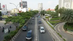 Kendaraan melintas di Jalan Margonda Raya, Depok, Rabu (15/1/2020). Wakil Walikota Depok Pradi Supriatna mengatakan rencana revitalisasi jalur sepeda di Jalan Margonda akan dimulai pada 2020 untuk memberi ruang bagi para pesepeda serta mengurangi polusi udara. (Liputan6.com/Immanuel Antonius)