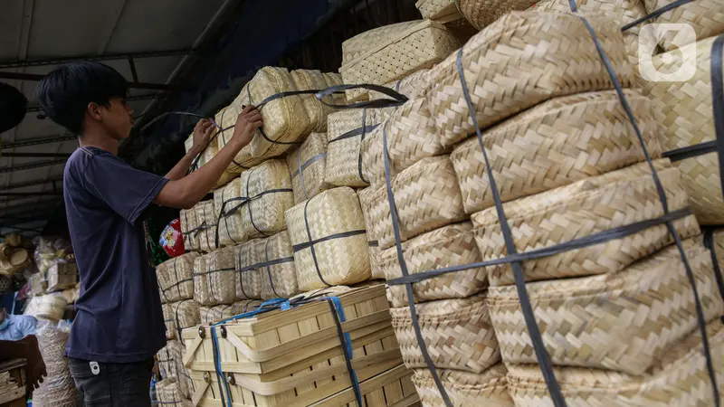 Penjualan Besek Bambu Jelang Idul Adha